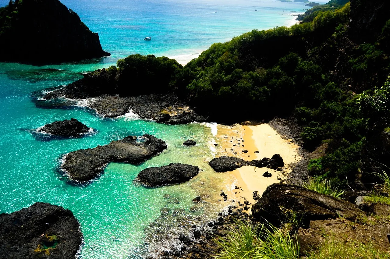 Litoral de Fernando de Noronha no Brasil.