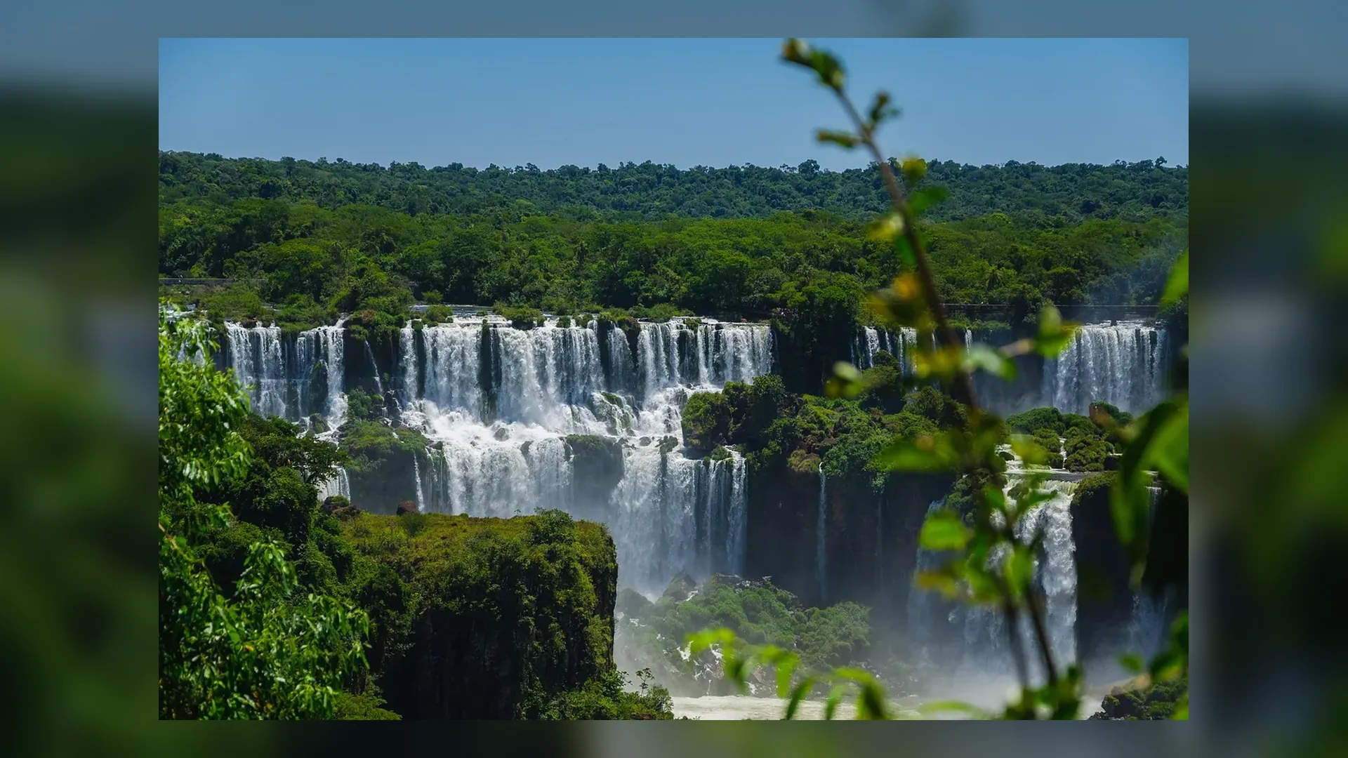 Cataratas do Iguaçu na ampla paisagem lateral brasileiro no Brasil.
