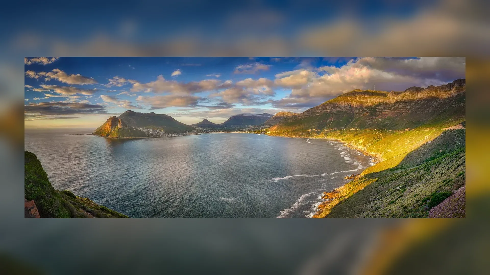 Panorama do litoral da península de Bombinhas no Brasil.