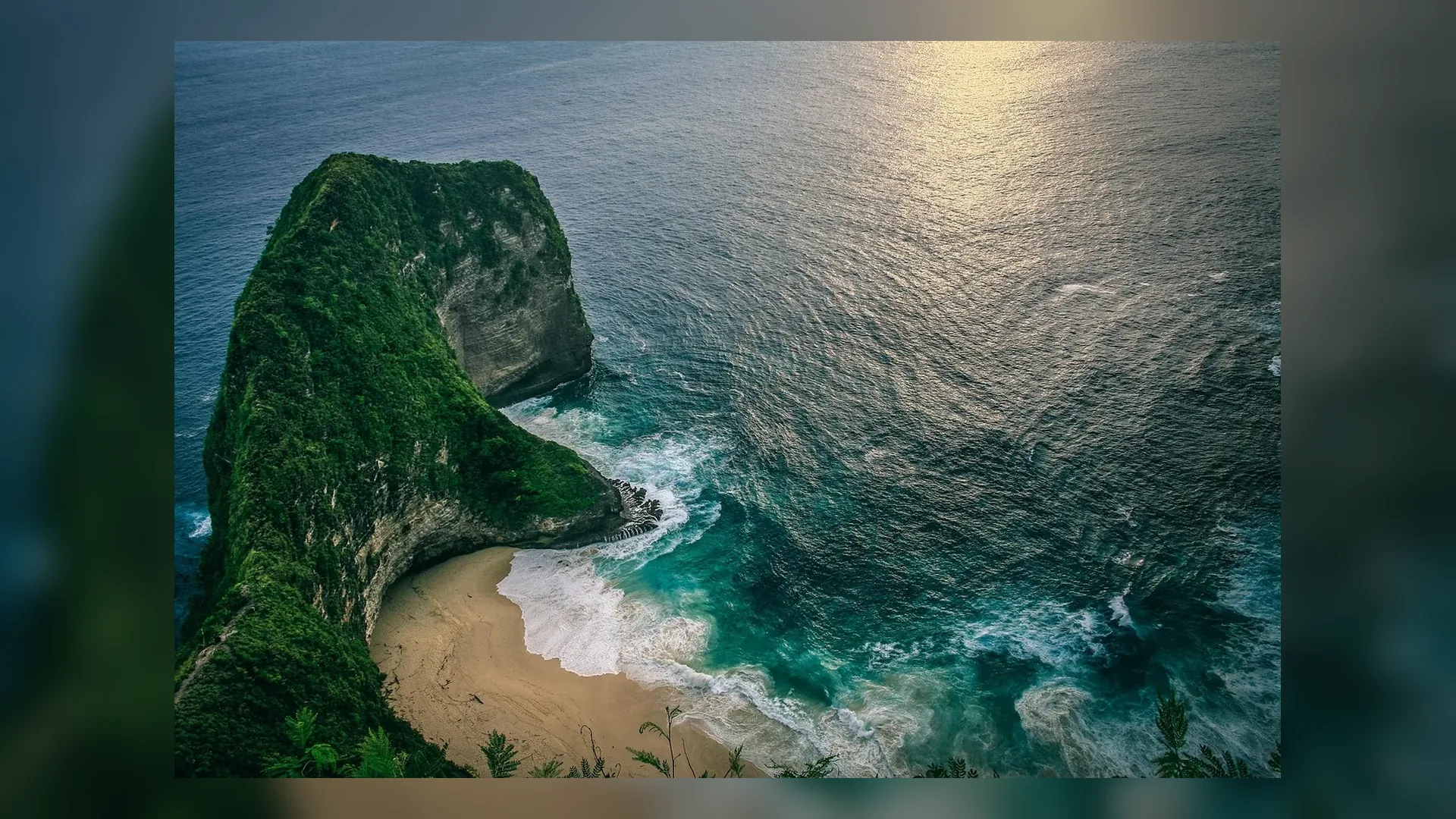 Panorama do litoral das falésias de Canoa Quebrada no Brasil.