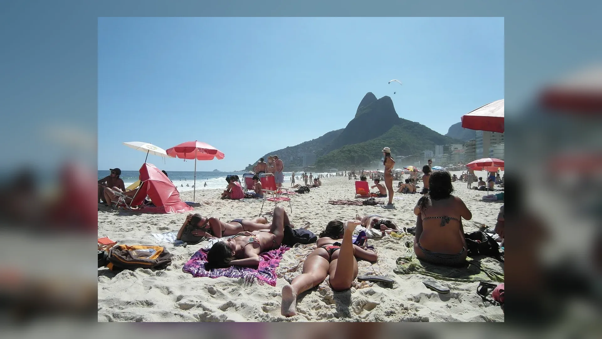 Praia de Copacabana e calçadão no Brasil.