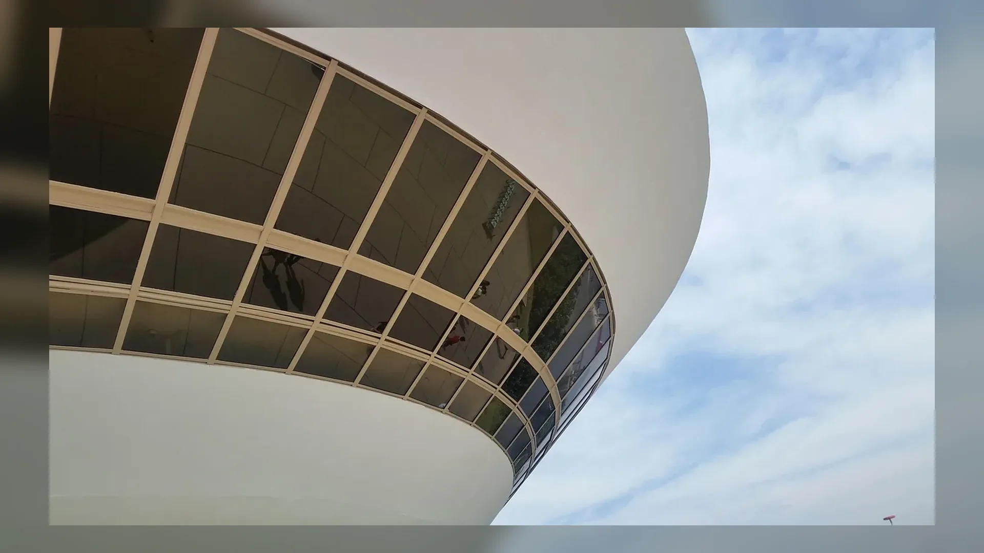 Museu de Arte Contemporânea em Niterói vista à beira-mar no Brasil.