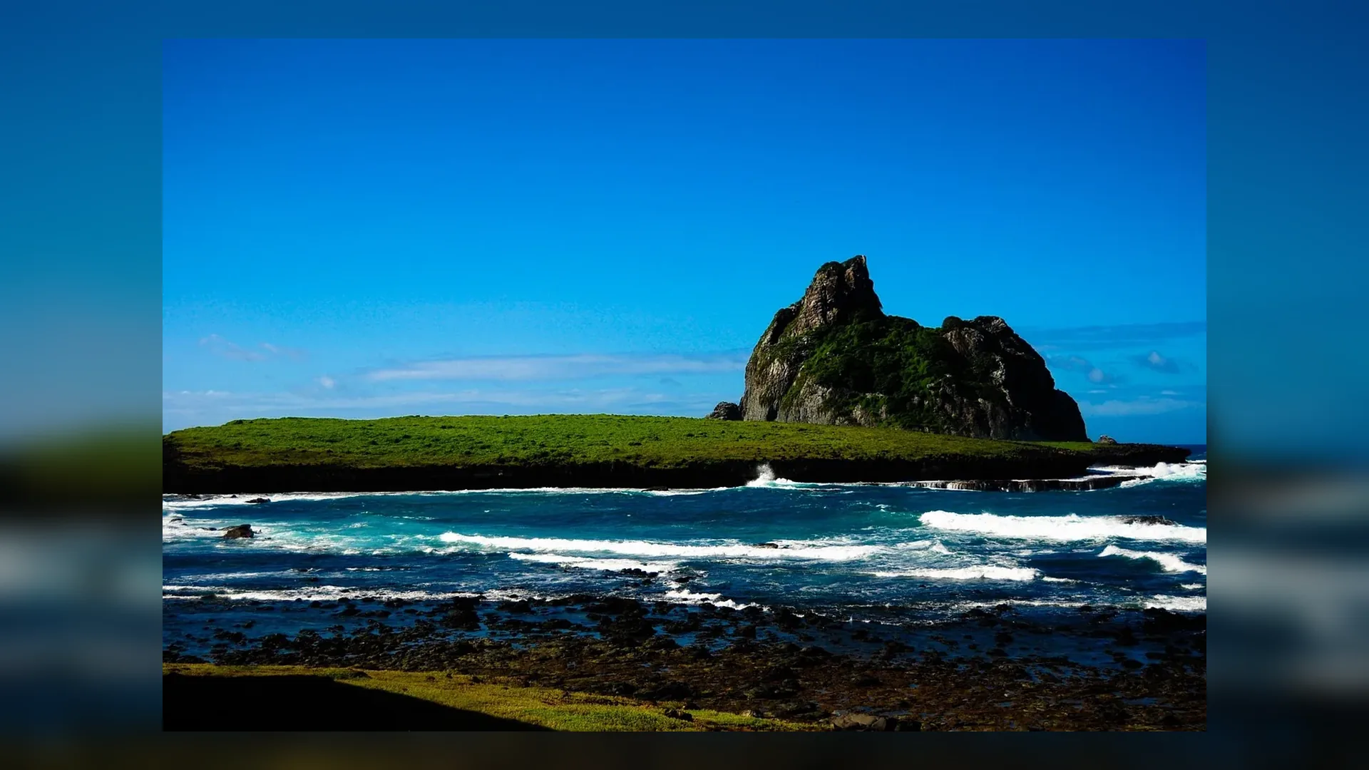 Baía do Sancho no panorama do litoral de Fernando de Noronha no Brasil.